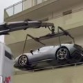 Da, dobro vidite! Parkirao "ferari" vredan 400.000 evra na terasi stana (video)