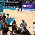 Sevale pesnice na parketu! Neviđeni skandal - haotična tuča u NBA!