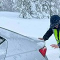 (Video, foto) Iz snega ga "čupao" saobraćajni policajac: Nižu se slike zaglavljenih vozača na srpskim planinama: Ne prestaje…