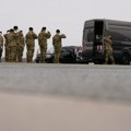 Šest američkih vojnika poginulo u napadu dronom Tramp i porodice u bazi Dover dočekale njihova tela