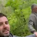 Čeda i Aca u epizodi "Avantura u blatu": Zaputili se kroz šumu, blatnjavi do guše - drže se za ruke "Volim te"