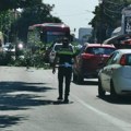 Zastoj u saobraćaju na Maloj Vagi: Kamion zakačio drvo, oštećen automobil