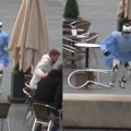 Filmska scena u centru grada! Policija jurila robota u medicinskom odelu, on trčao između ljudi i stolova: Snimak izazvao buru…