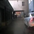 Tragedija čudom izbegnuta: Drama u Novom Sadu - Deo betonskog krova se sručio na ulicu (VIDEO)