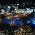 Невероватан спектакл у центру Чачка: На концерту Здравка Чолића уживало и у глас певало преко 30.000 људи, било је то…