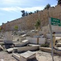 Doseljenici magarećom glavom skrnave muslimansko groblje u Jerusalemu