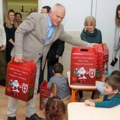 Novogodišnji paketići za decu iz zvečanske: Opština Vračar obradovala mališane