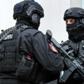 Naoružani do zuba: Policajci se šetaju tržnim centrima širom Srbije da bismo svi bili bezbedniji