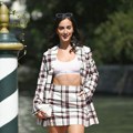 Kako nositi mini suknju ovog proleća ako želite da izgledate moderno