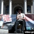Mladić prekinuo štrajk glađu ispred Skupštine Srbije zbog policijske torture