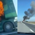 (Video) Drama na autoputu za Novi Sad Gori kamion nasred puta, crni dim kulja na sve strane
