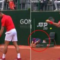 Dečak se sapleo i pao na šljaku dok je Novak servirao, pogledajte reakciju Đokovića