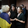 (Foto) Mirjana Karanović napravila skandal u palati pravde! Ogrnula se zastavom Ukrajine pa došla na suđenje