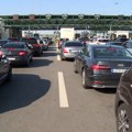 Zahuktavanje pred udarni vikend, na Horgošu i Gradini zadržavanja do pola sata - najveći broj vozila na Batrovcima