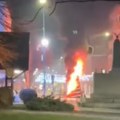 Zapalila se novogodišnja jelka u centru Ćuprije! Huligani ili neispravne sijalice? (VIDEO)