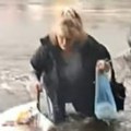 (Video) Bujica oborila ženu, automobili do pola u vodi: Jezivi snimci kruže Srbijom: Nevreme izazvalo haos, ulice poplavljene