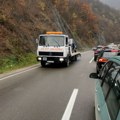 Silovit sudar u ovčarsko-kablarskoj klisuri: Jedno vozilo poprečeno na putu, formirana kilometarska kolona