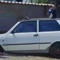 (Video) Automobil propao kroz asfalt: Pukla cev u Požarevcu u blizini gradskog bazena, građani bez vode
