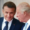 „Краљевски дочек за петла без главе“: Пол Тејлор анализира за Гардијан посету Макрона Британији