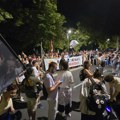 Grupa građana iz tzv. zborova ispred kuće u kojoj živi Ana Brnabić