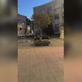 (Foto, video) izgubio kontrolu, pa autom uleteo na gradsko šetalište: Haos u Čačku: Vozač pukom srećom izvukao "živu glavu"…
