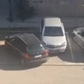 (Video) Epopeja uparkiravanje, sinhrono: Nespretno parkiranje i to 2 auta u isto vreme u Šapcu gleda se sa zebnjom