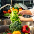 Опасна навика у кухињи: 6 намирница које не смете прати пре кувања