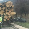 Zastrašujuća nesreća na Ibarskoj magistrali: Auto naleteo na prikolicu koja se otkačila sa kamiona (foto)