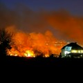 Između Beočina i Rakovca veliki požar, plamen vidljiv iz Novog Sada