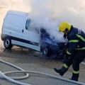 Drama od ranog jutra u Leskovcu: Pik-ap izgoreo na ulici, vatrogasci brzo reagovali – VIDEO