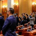(Foto) Pala vlada Rumunije, Boložan ostao bez podrške parlamenta