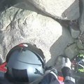 (Video) Strašno i za gledati: Planinar leteo s osam metara visine nakon što mu otkazala oprema, a evo kako je izgledala…