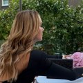 Šlic do kuka, gola leđa i vrtoglave štikle: Bogata Srpkinja (54) raspametila izazovnim stajlingom: Zategnuta kao praćka, nema…