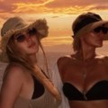 (Foto) Lena (19) i Goca Tržan (52) žare i pale na egzotičnoj destinaciji: Ćerka pevačice u rupičastoj haljini istakla obline…