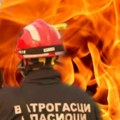 (Foto) Izbio veliki požar u Rumenki, vatra buknula u pomoćnom objektu, pa se ogromnom brzinom proširila na krov. Vatrogasci…