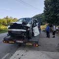 Stravičan prizor kod Niša, auto se zakucao u drvo, pa se isprevrtao Vozilo na boku, službe bezbednosti na terenu (foto)