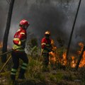 Стотине ватрогасаца бори се са пожарима у Португалу, евакуисано 1.400 људи