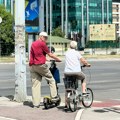 Električni trotineti više neće moći na trotoar, a evo ko će i kako smeti da ih vozi: Novi propisi u Srbiji