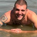"Tigrova krv!" Veljko Ražnatović se skinuo u Titelu i pokazao trbušnjake, tetovaže sevaju, a sve patriotske (foto)