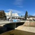 (FOTO) Prva blokada u Kosjeriću: Studenti „zauzeli“ most i deo glavne ulice, zabeležen incident