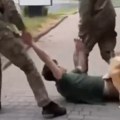 Pas pokušao da zaštiti vlasnika od prinudne mobilizacije u Ukrajini Muškarca vukli po zemlji i ubacili u kombi (VIDEO)