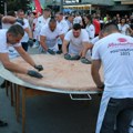 Leskovac opet prvi u svetu: Pljeskavica od 90 kilograma na Roštiljijadi
