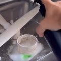 Evo kako da za jedan minut očistite mašinu za sudove: Trik od prirodnih sastojaka koji je zaludeo internet (video)