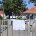 FOTO: Sinoć priveden i lekar iz tima prve pomoći, zdravstveni radnici protestuju ispred zatvora na Klisi
