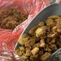 Čvarci su za bogate: Cena kilograma na pijacama prelazi 3.000 dinara, praznična trpeza bez njih u Hrvatskoj