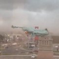 Srušio se Kip slobode: Vetar oborio džinovsku repliku (video)