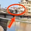 Uznemirujući snimak: Čovek se posvađao sa ženom, pa u naletu besa zgrabio dete i bacio ga u reku