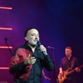 Publika nezadovoljna na koncertu Tonija Cetinskog: Prazna bina, a deo sale zatvoren: Koncert kasnio preko sat vremena
