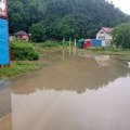 Izlile se Zapadna Morava i Đetinja: voda ušla u dvorišta, građani dobili hitna bezbednosna uputstva – na snazi i zabrana…