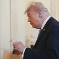 Tramp izjavio da je primirje s Iranom na aparatima za održavanje u životu